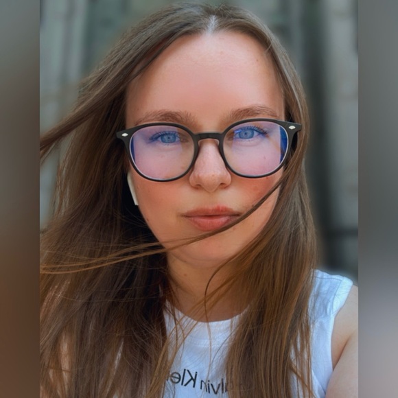 Meet your posher, Anna! - Picture 1 of 3